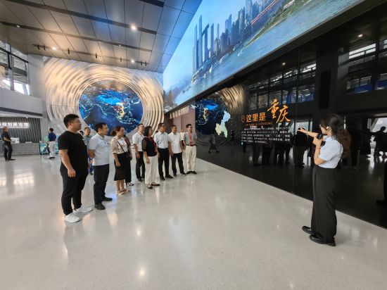 图为参加实践研修班的老师走进重庆市规划展览参观。主办方供图 图为参加实践研修班的老师走进重庆市规划展览参观。主办方供图
